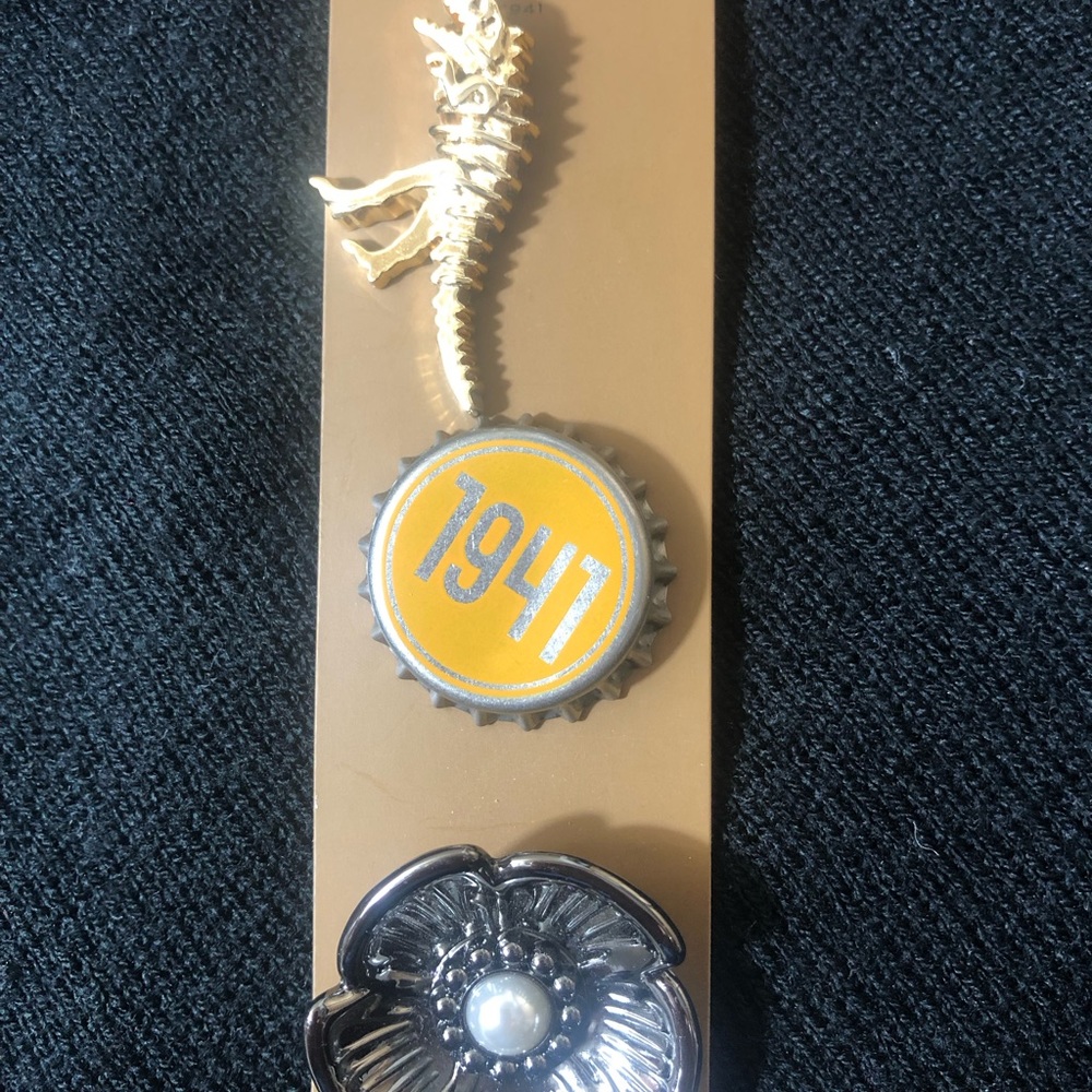 Coach Pins set of 3 pcs. Tearose, Rexy and 1941 Cap!